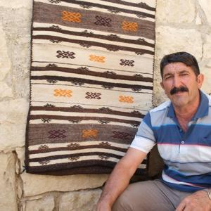 Evinin bahçesini açık hava müzesine dönüştürdü
