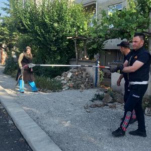 Bahçeye giren yılan yakalanarak doğaya bırakıldı