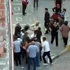 İstanbul - Avcılarda iki grup arasında sokakta kavga kamerada