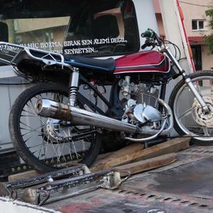 Polisi görünce motosikleti bırakıp kaçtı