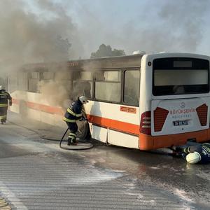 Körüğü patlayan belediye otobüsü alev aldı