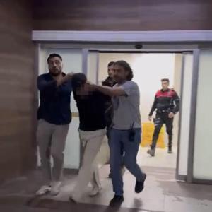 Aynı Odada Kalan Arkadaşını Bıçakla Yaraladı
