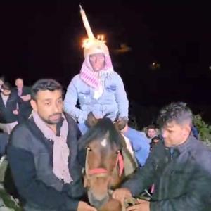 Geleneksel düğün adetleriyle evlendiler; damat eğlencesi yapıldı, gelin at sırtında mahalleyi dolaştı