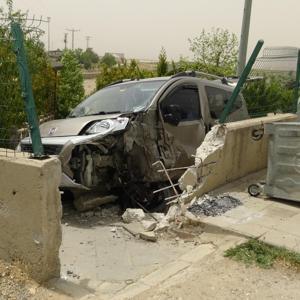 Gercüş’te hafif ticari duvara çarptı: 3 yaralı