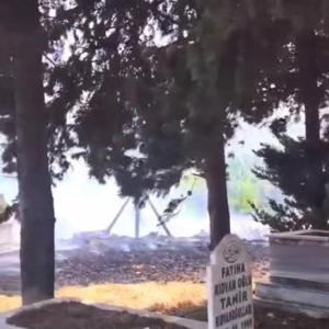 Bahçede çıkan yangın mezarlığa sıçradı