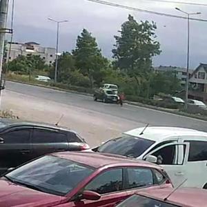 Yoldan karşıya geçerken otomobil çarptı; kaza kamerada