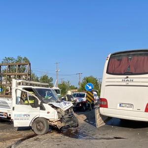 Yolcu otobüsü ile kamyonet çarpıştı; 2 yaralı
