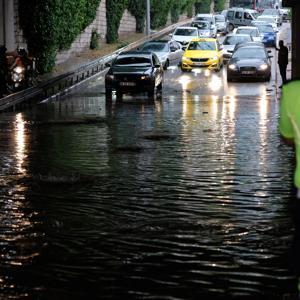 Konyada sağanak; cadde, sokak ve altgeçitler suyla doldu