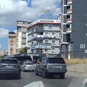 İstanbul-Maltepede ayağını camdan çıkarıp uzun süre cip kullandı