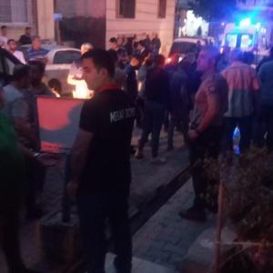 Tarsusta esnaflar arasında bıçak ve satırlı kavga; 1 ölü, 2si polis 6 yaralı