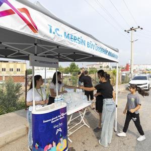 LGS’ye giren öğrenci ve ailelerine su ikramı