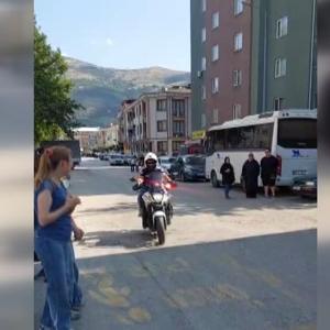 Kimliğini evde unutan öğrenciyi motosikletli trafik polisi sınava yetiştirdi