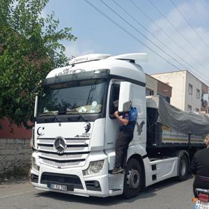 Engelli gencin babasından habersiz kullandığı TIR, elektrik direğine ve araçlara çarptı