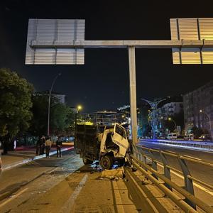 Kocaelide, tabela direğine çarpan kamyonun şoförü yaralandı