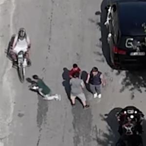 Düğün konvoyunun önünü kesmek isteyen çocuğa motosiklet çarptı; o anlar dronla görüntülendi