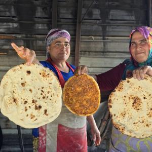 Depremzede kadınların tandır mesaisi; ekmeklerini ateşten çıkarıyorlar