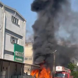 Mobilya imalathanesinin bahçesindeki atıklar alev alev yandı