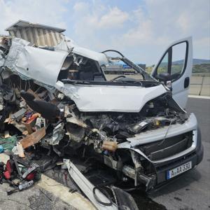 Karavan, otoyolda kamyona çarptı; 1 ölü, 1 yaralı