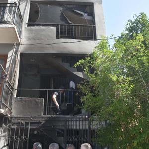 İzmirde 3 katlı binada yangın paniği; Defneyi mahalleli kurtardı