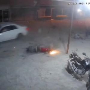 İki motosikletle çarpışan otomobil sürücüsünün kaçtığı kaza kamerada: 4 yaralı