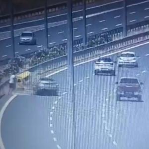 Otomobilin taksiyle çarpıştığı kaza kamerada: 1 ölü