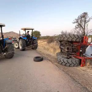 Batmanda devrilen traktör kurtarıldı