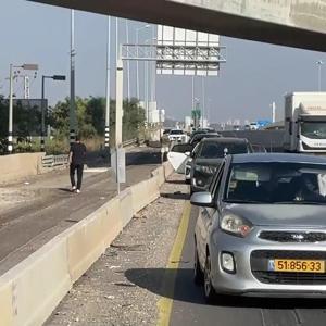 CNN TÜRK İRANIN VURDUĞU İSRAİLDE | Arabalarını yol kenarına çektiler