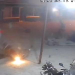 Otomobilin iki motosiklete çarptığı kaza kamerada; 1 ölü, 3 yaralı