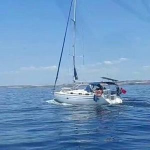 Yelkenli teknede 52 kaçak göçmen ile 2 organizatör yakalandı