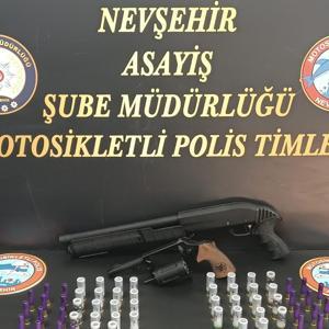 Nevşehirde bir araçta ruhsatsız 2 silah ve fişek ele geçirildi