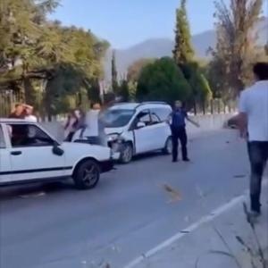 Trafik kazasının ardından tartıştığı 5 kişilik aileyi bıçakladı