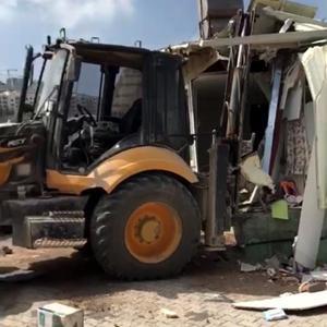 İş makinesinin çarptığı prefabrik ev yıkıldı