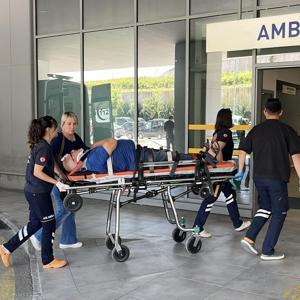 Kocaelide otomobil ağaca çarptı; sürücü ile eşi yaralı