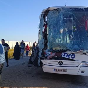Afyonkarahisarda yolcu otobüsü TIRa çarptı: 9 yaralı
