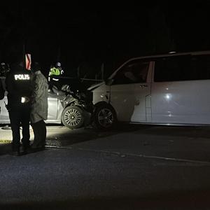 Ters şeride giren minibüs, otomobille çarpıştı: 1 ölü, 8 yaralı