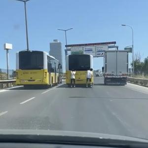 İstanbul - Kartalda patenli gençlerin tehlikeli yolculuğu kamerada