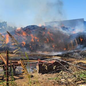 Bursada saman yüklü kamyon yandı