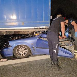 Bursa’da otomobil kamyona çarptı: 1 ölü, 1 ağır yaralı