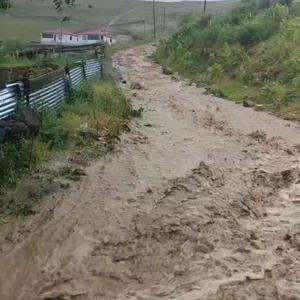 Göle’de sağanak sele yol açtı, evleri su bastı