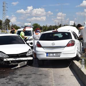 Lüleburgazda iki otomobil çarpıştı: 3 yaralı