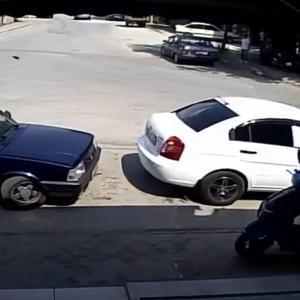 Motosikletle otomobilin çarpıştığı kaza kamerada; 2 yaralı