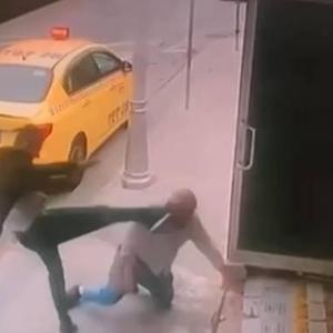 İstanbul - Sultangazide taksici oğlunun alacaklısı tarafından darbedildi
