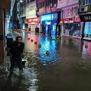 Fatsa’da sağanak, su baskınına neden oldu