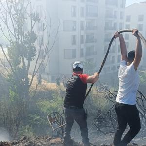 Gebzede 3 dönümlük otluk yandı; depo olarak kullanılan ev de küle döndü