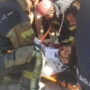 Aydınlatma direğine çarpan otomobil asılı kaldı