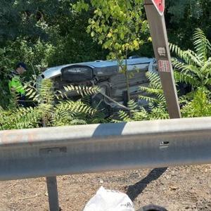 Sakaryada Trafik Kazası: Hafif Ticari Araç Şarampole Devrildi