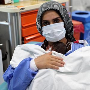 Ambulans Uçakla Sevk Edilen Anne, Üç Bebek Sahibi Oldu