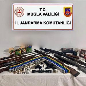 Muğla’da evden çok sayıda ruhsatsız silah çıktı
