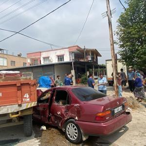 Kozanda otomobil traktöre çarptı: 2 yaralı