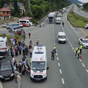 Rize’de dereye düşüp, takla atan 2 otomobilde; 1’i ağır 9 yaral